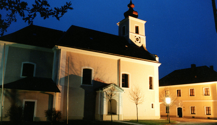 Pfarrkirche am Abend